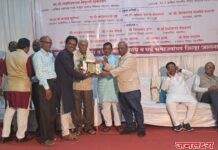 अखिल महाराष्ट्र गाडी लोहार विकास महासंघ तर्फे शाहीर विनोद ढगे यांना पुरस्कार