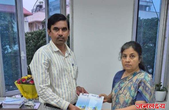 प्रकाश तेली यांचा बिजली संरक्षण काव्य संग्रह वीज बचतीच्या कार्यास गती देणार – अप्पर मुख्य सचिव आभा शुक्ला