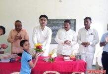 पाचोरा येथील सारोळा रोड वरील स्वर्गीय कालिंदी बाई पांडे मतिमंद विद्यार्थ्यांना श्री दिलीप भाऊ वाघ यांच्या वाढदिवसानिमित्त फळ व अन्न व शैक्षणिक साहित्य वाटप करण्यात आले