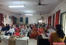 आकाशवाणी जळगाव केंद्राच्या वर्धापन दिनी रसिक प्रेक्षकांना मार्गदर्शन करताना निर्मल सिड्सच्या संचालिका सौ. वैशालीताई नरेंद्रसिंग सूर्यवंशी