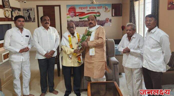 पाचोरा तालुका सहकारी शिक्षण संस्थेचे व्हाईस चेअरमन विलास जोशी यांचा सत्कार