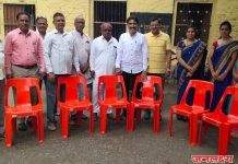 मा.ज्योतिबा फुले शिक्षण परिषदेकडून मिठाबाई कन्या शाळेला खुर्च्या भेट