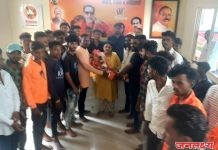 परधाडे येथील आदिवासी युवकांनी घेतली वैशालीताई सुर्यवंशी यांची सदिच्छा भेट