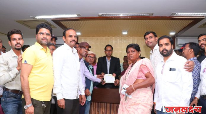 बारी समाजाचे विविध मागण्यांसाठी जिल्हाधिकाऱ्यांना निवेदन