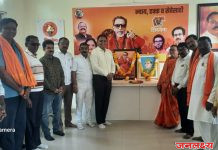 शिवसेनेच्या मध्यवर्ती कार्यालयात बाळासाहेब ठाकरे व नेताजी बोस यांना अभिवादन