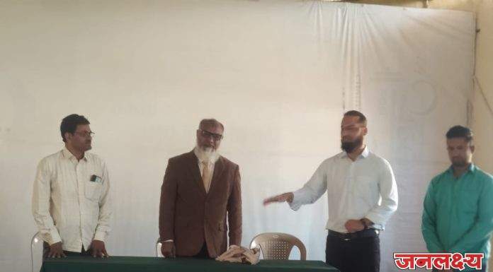 मशहूर कवि साबीर मुस्तफा आबादी यांची उर्दू शाळेत भेट