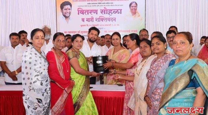 खासदार सुजय विखे यांच्या हस्ते पाथर्डी तालुक्यातील महिला बचत गटांना स्टाॅल व साहित्याचे वाटप