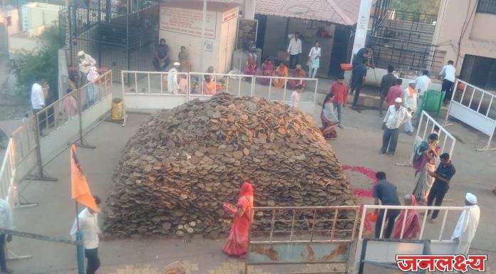 गाडी घुंगराची घेऊनी, बंधुमाझा येईल ग… भट्टीच्या सणाला, मला मढीला नेईल ग… महाराष्ट्रातील पहिली होळी मढीच्या कानिफनाथ गडावर पेटली!