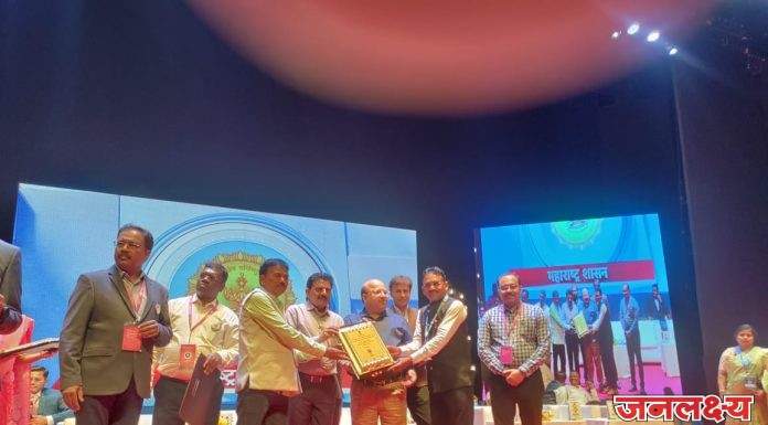 पाचोर्यातील शिक्षक आबा पाटील यांना पुरस्कार प्राप्त महाराष्ट्र राज्याचा शाहू फुले आंबेडकर पुरस्कार वितरण सोहळा संपन्न झाला