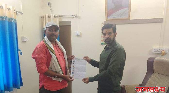 आखतवाडे गावाला कायम स्वरूपी थ्रीफेज लाईट द्या उपसरपंच दिपक गढरी यांचे कार्यकारी अभियंता पाचोरा यांना निवेदन