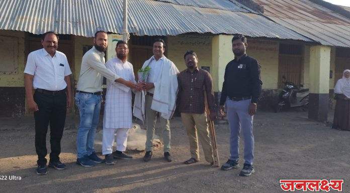 शिक्षण विस्तार अधिकारी विशाल धांडे यांचा उर्दू शाळे तर्फे सत्कार