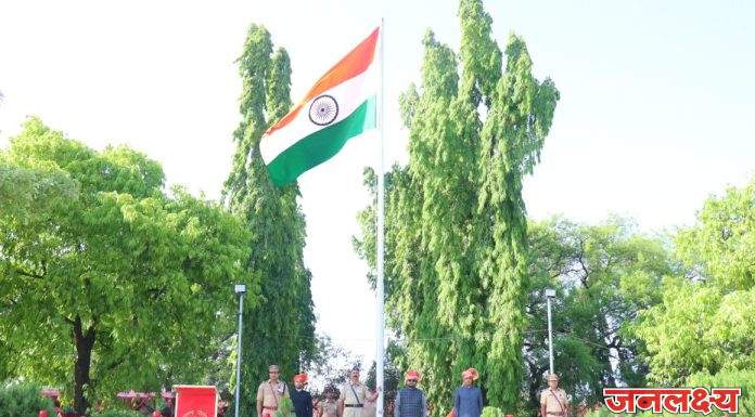 महाराष्ट्र दिनानिमित्त पालकमंत्र्यांकडून राष्ट्रध्वज वंदन ; सर्वांना दिल्या शुभेच्छा