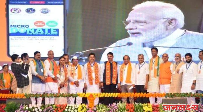 प्रधानमंत्री नरेंद्र मोदी यांची इंडिया आघाडीवर जोरदार टीका, अहमदनगर मध्ये आरक्षण हटवन्यावर जोर, तर बीडमध्ये संविधान बदलन्याच्या चर्चेवर भर