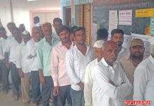 वेळ संपला तरीही जवखेडे खालसा येथे पावणेसात पर्यंत मतदारांच्या मतदानासाठी रांगा!