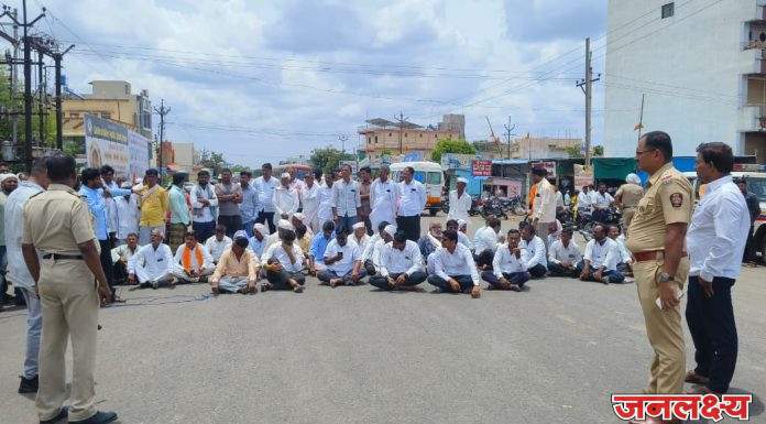 देवणी येथे शेतकरी संघटनेच्या वतीने चक्का जाम आंदोलन करण्यात आले
