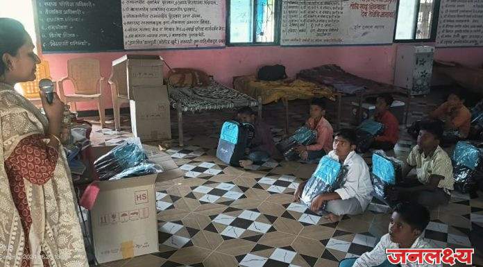 मुंबईच्या “गिव्हिंग फाँर गुड फौंडेशन”वतीने मोहोजखुर्द येथील निवारा केंद्रास शालेय साहित्याचे वाटप