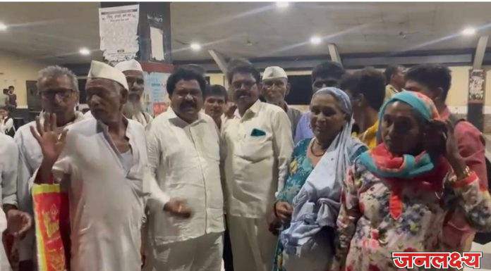 सा. बा. विभागाच्या दुर्लक्षाने :एसटी बसच ना प्रवाशांचे हाल मदतीला धावून आली पाचोरा कॉंग्रेस
