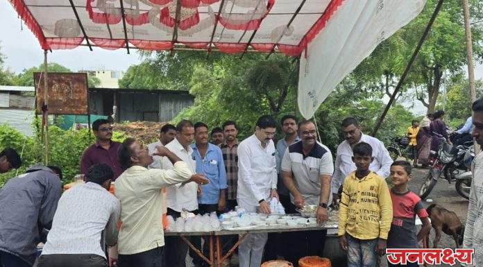 पाचोरा येथील दिलीपभाऊ वाघ युवा फाउंडेशनचे अध्यक्ष माजी नगरसेवक भूषण वाघ यांच्या तर्फे फराळ वाटप