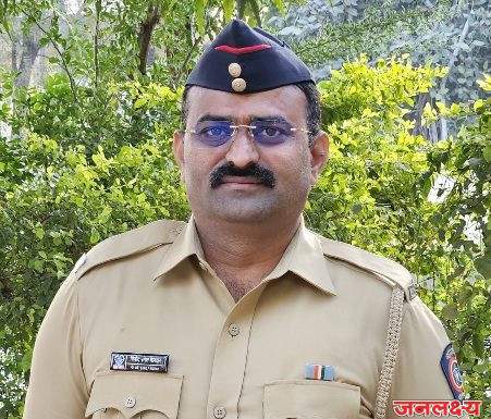 112 ला कॉल आणि वाचले तरुणाचे प्राण पोलीस निरीक्षक श्री अशोक पवार साहेब व पोलीस कॉन्स्टेबल श्री विनोद बेलदार यांच्या तत्परतेमुळे