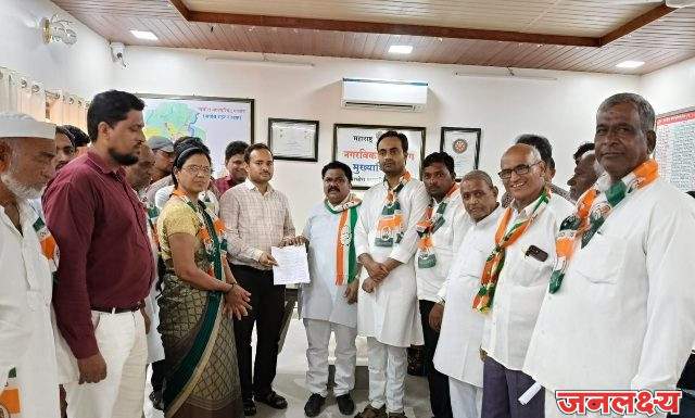 पाचोऱ्यात कॉग्रेसचे न. पा. समोर ढोल बजाओ आंदोलन :तब्बल पाच वर्षांनंतर रस्ताचे काम सुरू