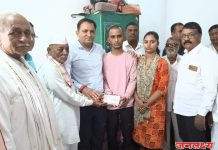 मयत सहकाऱ्याच्या कुटुंबाला वैशालीताई सुर्यवंशी यांचा मदतीचा हात