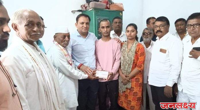 मयत सहकाऱ्याच्या कुटुंबाला वैशालीताई सुर्यवंशी यांचा मदतीचा हात