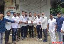 पाचोरा इलेक्ट्रीशियन असोसिएशनचे पदाधिकारी यांनी असोशियन ला रजिस्ट्रेशन मान्यता मिळावी यासाठी जळगाव शाखेचे अध्यक्ष कल्पेश सोमानी यांना दिले निवेदन