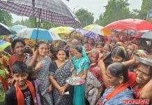 मुसळधार पावसात नारीशक्तीचा एल्गार वैशालीताईंना भेटण्यासाठी शेकडो महिलांचा जमाव