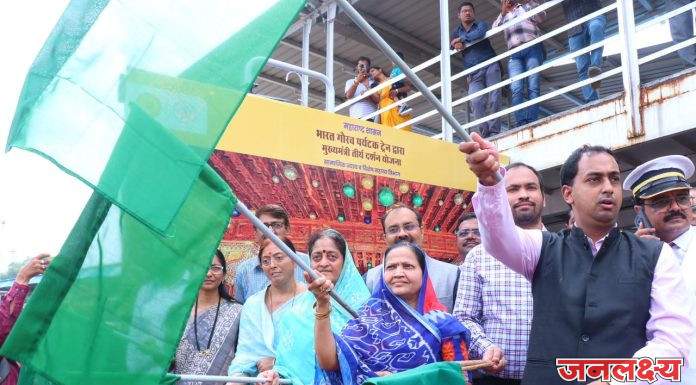 मोठ्या उत्साही वातावरणात मुख्यंत्री तीर्थ दर्शन योजनेंतर्गत जिल्ह्यातील भाविक वातानुकुलीत ‘भारत गौरव पर्यटन रेल्वे’नी अयोध्येकडे रवाना