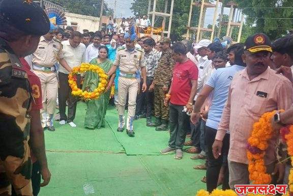 हुतात्मा दीपक शिंपी यांना वैशालीताई सुर्यवंशी यांचे अभिवादन