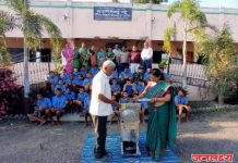 संगीता अग्रवाल यांनी स्थापन केलेल्या माधवी सखी मंचाच्या सदस्य महिलांनी श्री संत गाडगेबाबा शिक्षण संस्था संचलित स्वर्गीय कालिंदी बाई पांडे निवासी विद्यालयात चक्की आटा मशीन भेट