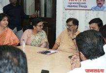 वैशालीताई सुर्यवंशी यांची खा. संजय राऊत यांच्यासोबत चर्चा