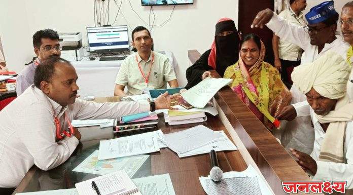 जोरदार शक्तिप्रदर्शन करीत लोकांच्या रेकॉर्ड ब्रेक गर्दीने जनतेच्या लाडक्या हर्षदाताई काकडे यांचा शेवगाव-पाथर्डी विधानसभा मतदारसंघात उमेदवारी अर्ज दाखल