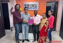 सुप्रसिद्ध हृदयरोग तज्ञ डॉ.श्री अंकुर अनिल झंवर यांच्या हॉस्पिटलच वर्धापण दिनानिमित्त तपासणीला आलेल्या पेशंटांना देण्यात आले गिफ्ट