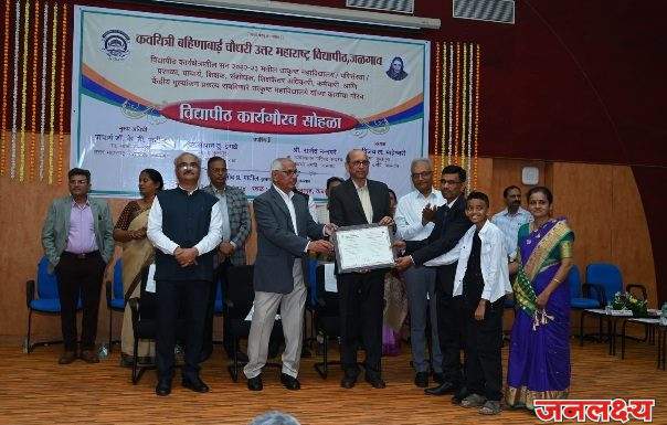 चोपडा महाविद्यालयातील प्राचार्य डॉ.डी.ए. सूर्यवंशी तसेच डॉ.एल.बी.पटले, डॉ.एम.एल. भुसारे विद्यापीठ पुरस्काराने सन्मानित