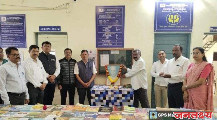 चोपडा महाविद्यालयात ‘ग्रंथ प्रदर्शन’ व ‘सामूहिक वाचन कार्यक्रम’ संपन्न