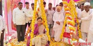 आमदार मोनिकाताई राजळे यांनी निवडणूकीत विरोधकांचे पाणीपत करीत हॅट्ट्रिक साधुन ऐतिहासिक विजय मिळवला म्हणून कासार पिंपळगाव ग्रामस्थांच्या वतीने पेढे तुला