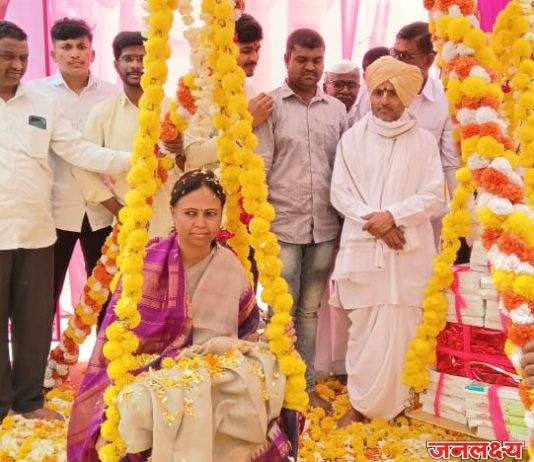 आमदार मोनिकाताई राजळे यांनी निवडणूकीत विरोधकांचे पाणीपत करीत हॅट्ट्रिक साधुन ऐतिहासिक विजय मिळवला म्हणून कासार पिंपळगाव ग्रामस्थांच्या वतीने पेढे तुला