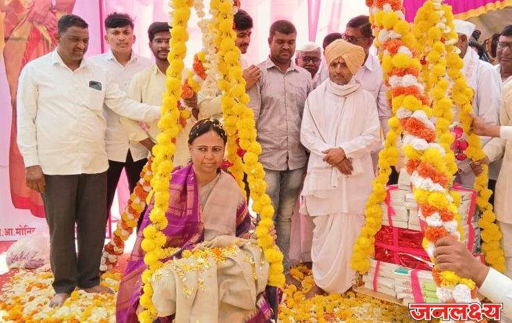 आमदार मोनिकाताई राजळे यांनी निवडणूकीत विरोधकांचे पाणीपत करीत हॅट्ट्रिक साधुन ऐतिहासिक विजय मिळवला म्हणून कासार पिंपळगाव ग्रामस्थांच्या वतीने पेढे तुला