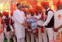 शिव जन्मोत्सव निमित्त शाहिर योगराज सोनवने यांनी वही गायन केल्या बद्दल मा. आमदार श्री किशोर आप्पा पाटिल यांच्या हस्ते सन्मान