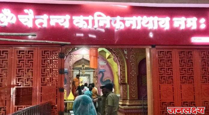 श्रीक्षेत्र मढीच्या कानिफनाथ गडावर पेटवली महाराष्ट्रातील मानाची पहिली होळी