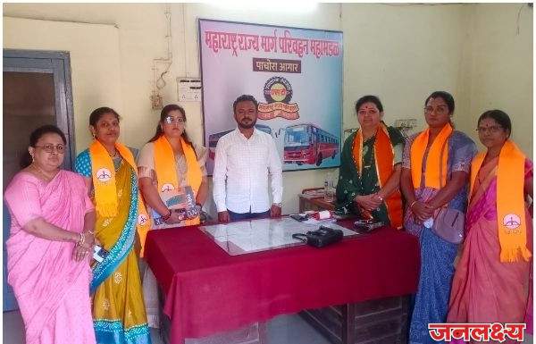 पुणे बसस्थानकात महिलेवर झालेल्या अत्याचाराच्या पार्श्वभूमीवर पाचोऱ्यात शिवसेना महिला आघाडी तर्फे घेण्यात आला बसस्थानकाच्या सुरक्षाचा आढावा