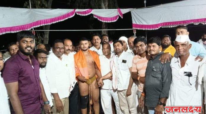 हिंदू मुस्लीम ऐक्याचे प्रतीक असलेल्या जवखेडेच्या कान्होबा यात्रेत पै.अनिल लोणारेचा पराभव करून देवा गुंजाळ यांनी ३१ हजाराची कुस्ती जिंकली