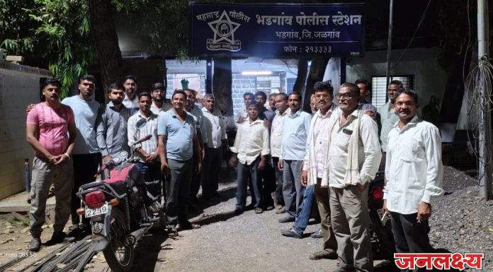 भडगाव तालुक्यातील बांबरुड बुद्रुक येथील शेतकरी अशोक सदाशिव पाटील यांचे शेतात लिंबुच्या बागामध्ये लिंबू चोरी करताना पकडले रंगेहात