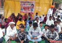 पंधरा दिवसांत आँखेगावच्या हरीजण वस्तीतील रस्ता दुरुस्त झाला नाही तर तेथेच चिखलात स्वतःला गाडून घेऊन आंदोलन करणार : प्रा.किसनराव चव्हाण यांचा इशारा ?