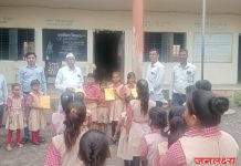 नवजीवन विद्यालयात गोरगरीब विद्यार्थीनां श्री.उत्तम भाऊ राठोड यांच्या मार्फत वह्या वाटप