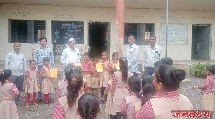 नवजीवन विद्यालयात गोरगरीब विद्यार्थीनां श्री.उत्तम भाऊ राठोड यांच्या मार्फत वह्या वाटप