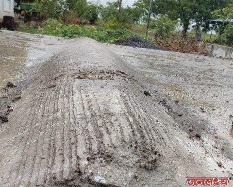 तिसगाव- कासारपिंपळगाव रस्त्यावरील धोकादायक स्पीड ब्रेकर हटवा : संदिप राजळे