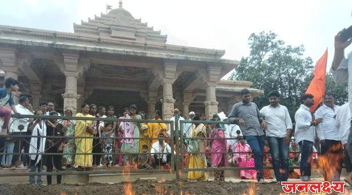 रखरखत्या लालबुंद विस्तवावरून चालत जाऊन हजारो भाविकांनी केली नवसपुर्ती,३७० वी “रहाडयात्रा” हनुमान टाकळी येथे मोठ्या उत्साहात संपन्न 