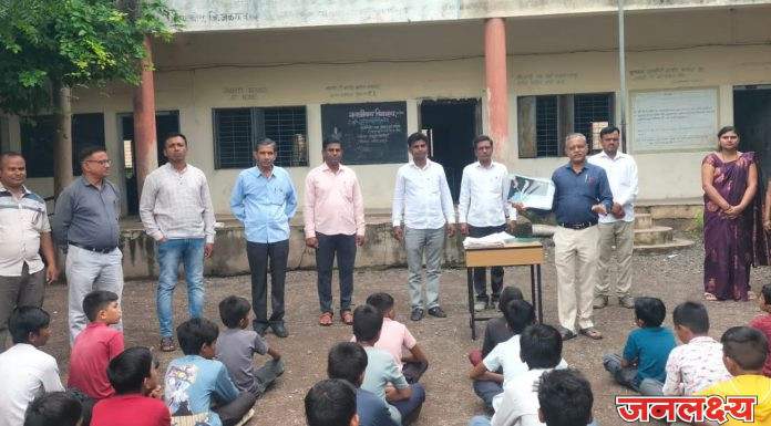 नवजीवन विद्यालय पाचोरा येथे नागपंचमीनिमित्त सर्प विज्ञान कार्यक्रम संपन्न